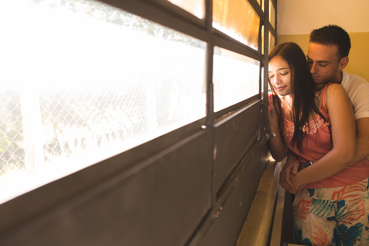 casal na escola namorando olhando para a janela lembrando do tempo de namoro