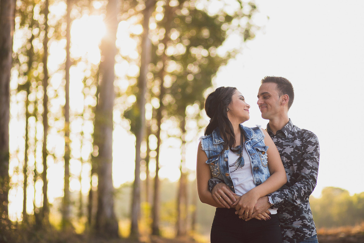 casal abraçado se olhando