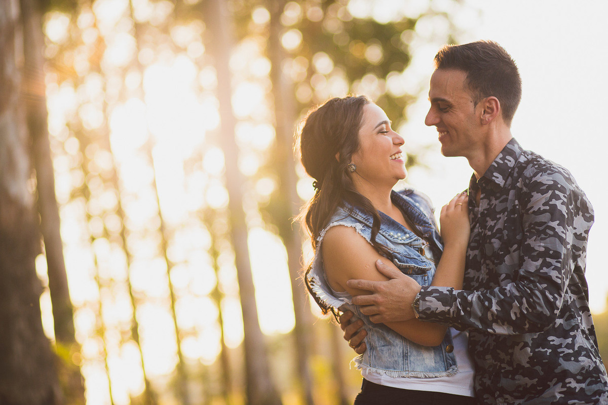 foto do casal sorrindo, super espontanea