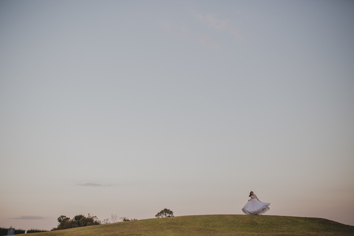 trash the dress ensaio no pico do gavião, vel voando natureza, fotos da noiva na montanha