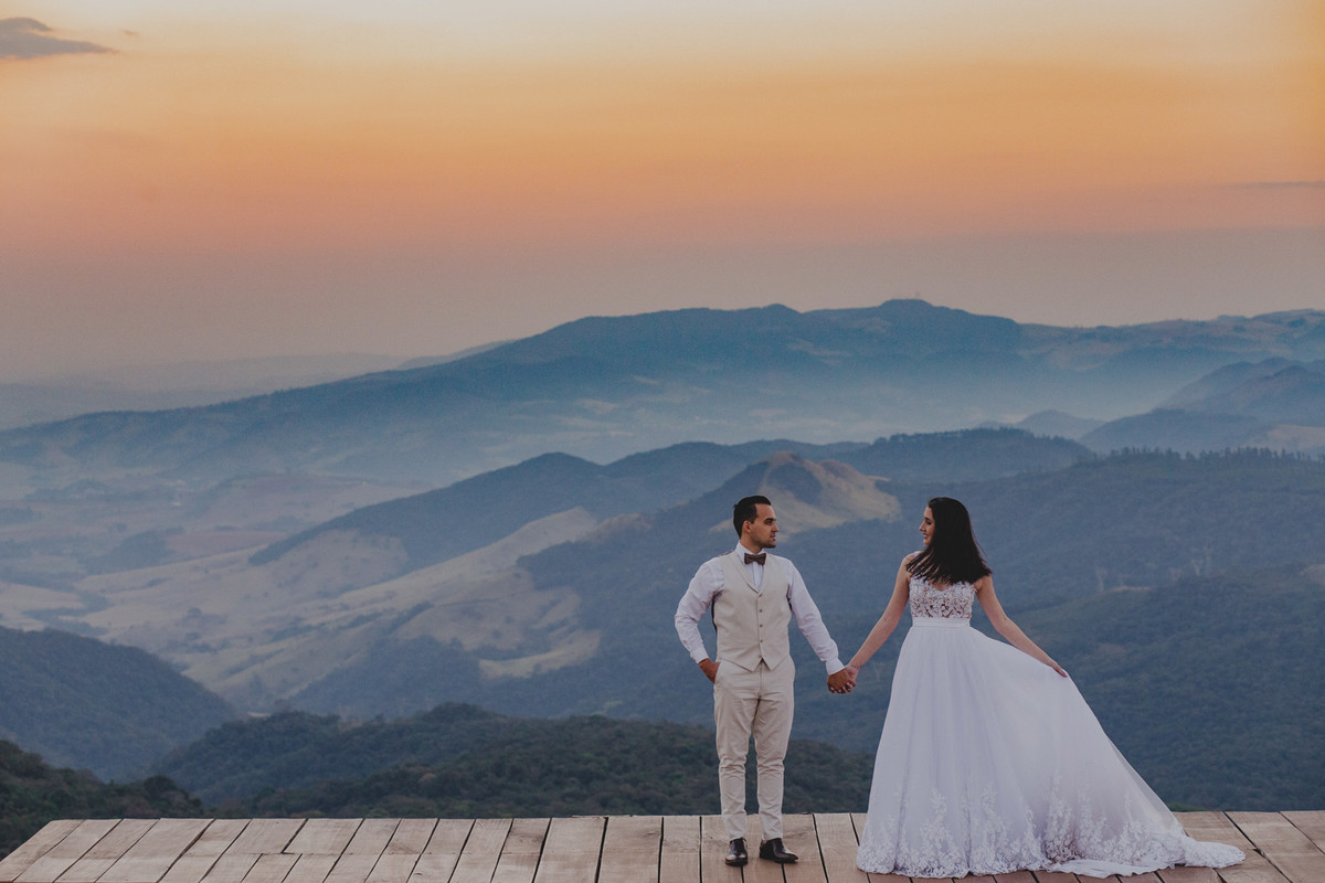 trash the dress ensaio no pico do gavião, vel voando natureza, fotos da noiva na montanha