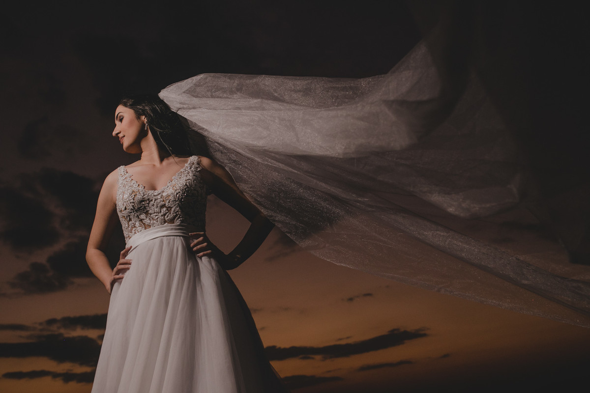 trash the dress ensaio no pico do gavião, vel voando natureza, fotos da noiva na montanha