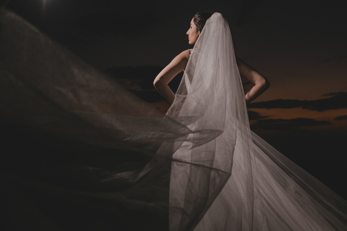 trash the dress ensaio no pico do gavião, vel voando natureza, fotos da noiva na montanha