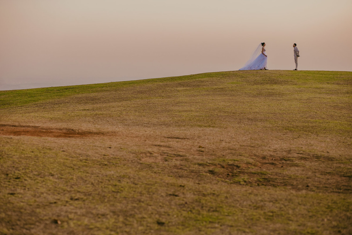 trash the dress ensaio no pico do gavião, vel voando natureza, fotos da noiva na montanha