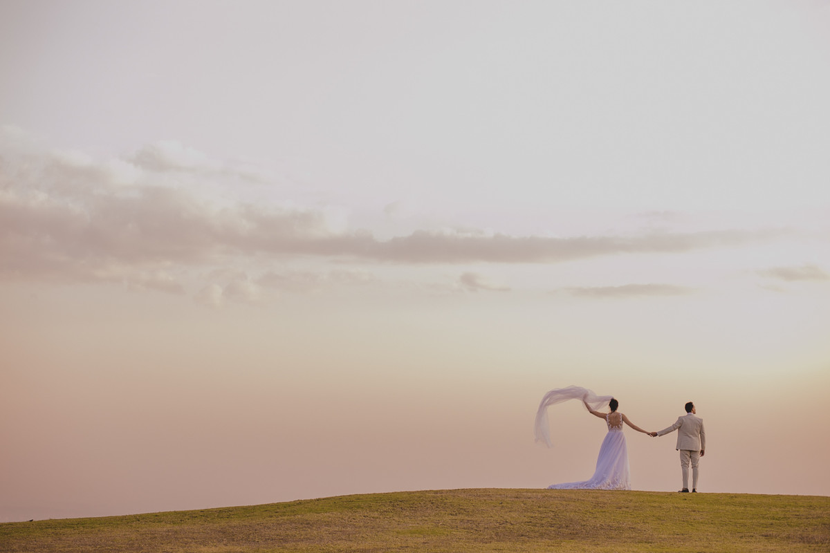 trash the dress ensaio no pico do gavião, vel voando natureza, fotos da noiva na montanha