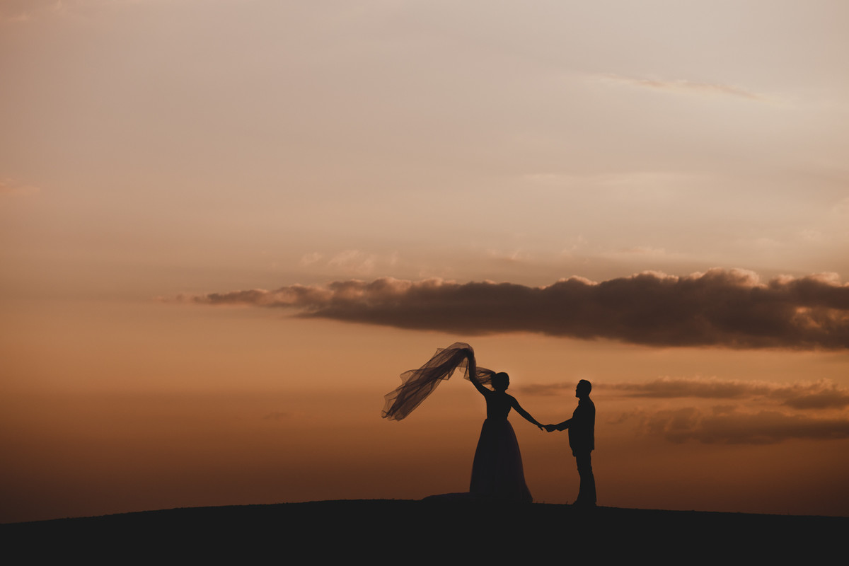 trash the dress ensaio no pico do gavião, vel voando natureza, fotos da noiva na montanha