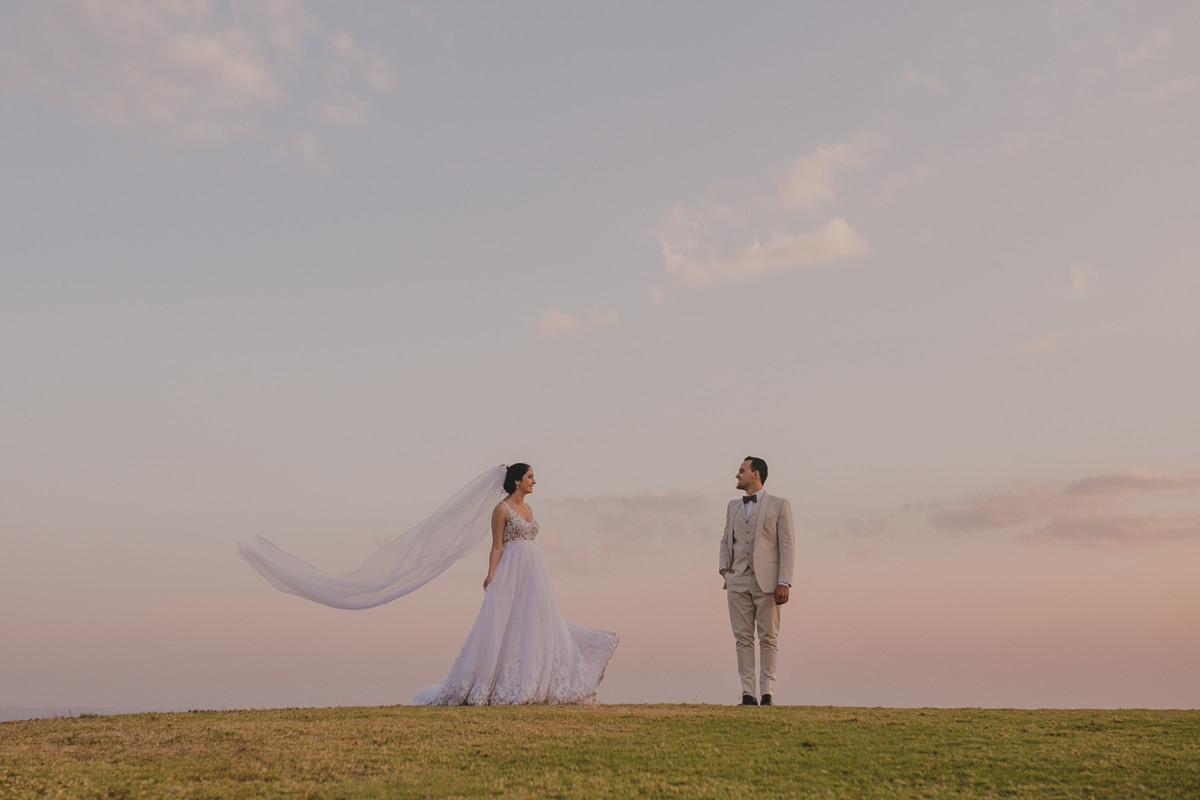 trash the dress ensaio no pico do gavião, vel voando natureza, fotos da noiva na montanha