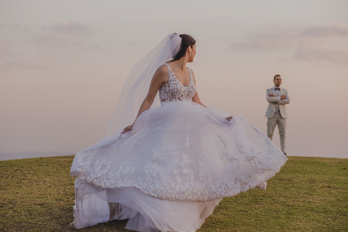 trash the dress ensaio no pico do gavião, vel voando natureza, fotos da noiva na montanha