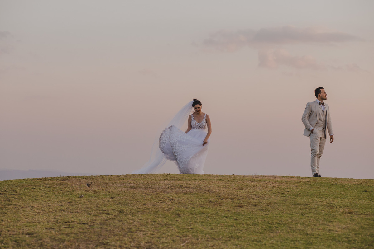 trash the dress ensaio no pico do gavião, vel voando natureza, fotos da noiva na montanha