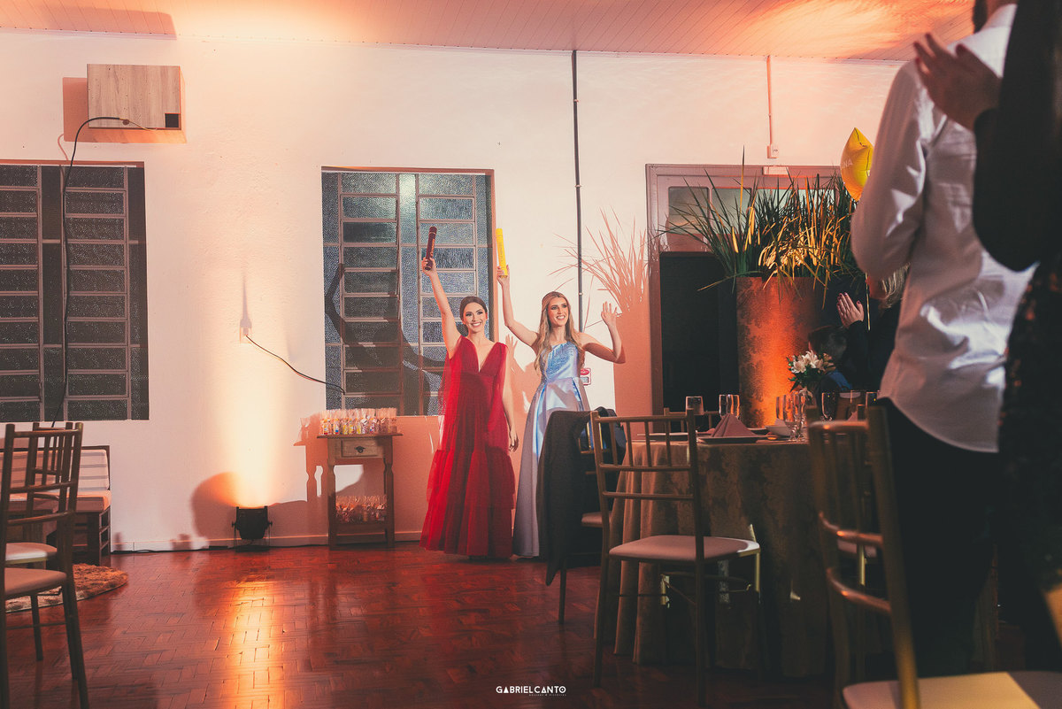 Festa de formatura dupla com clima de casa e energia contagiante.