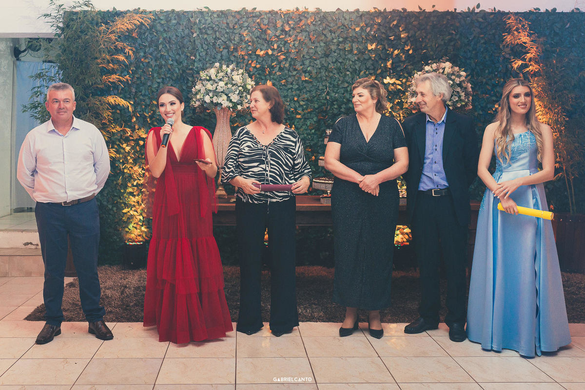 Celebração de formatura marcada por amizade, acolhimento e emoção verdadeira