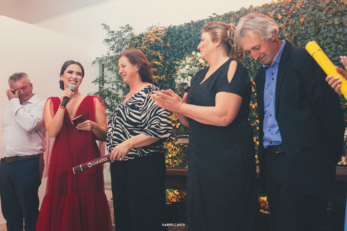 Cati e Lu comemoram juntas a conclusão dos cursos de Farmácia e Odontologia.