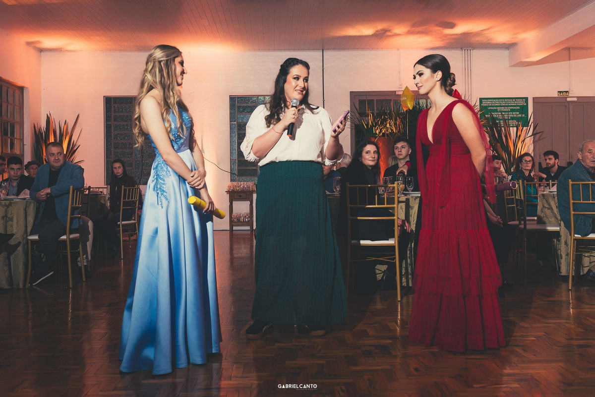 Emoção durante as homenagens da amiga Andressa Trombini