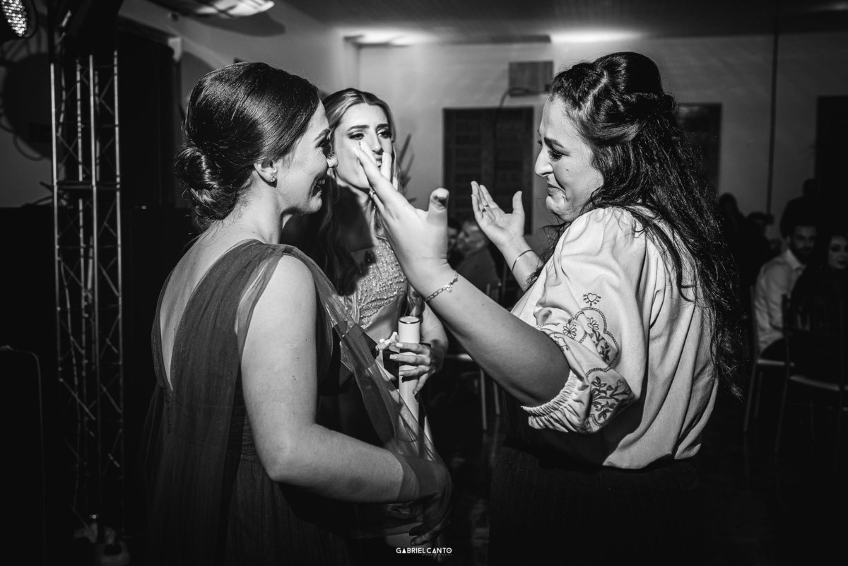 emoção de ver as amigas realizando o sonho da formtura