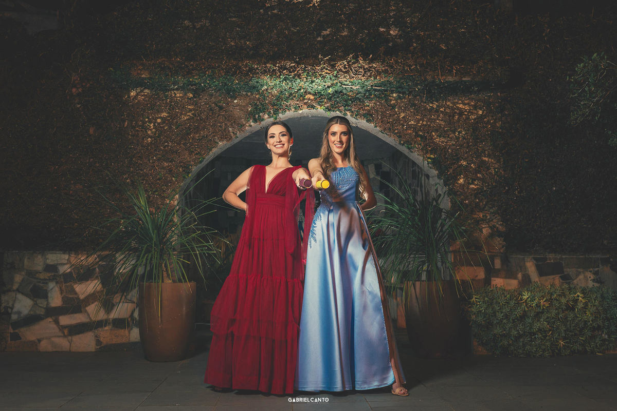 Formatura dupla em Marques de Souza, com Cati em Farmácia e Lu em Odontologia pela Univates, fotografada por Gabriel Canto