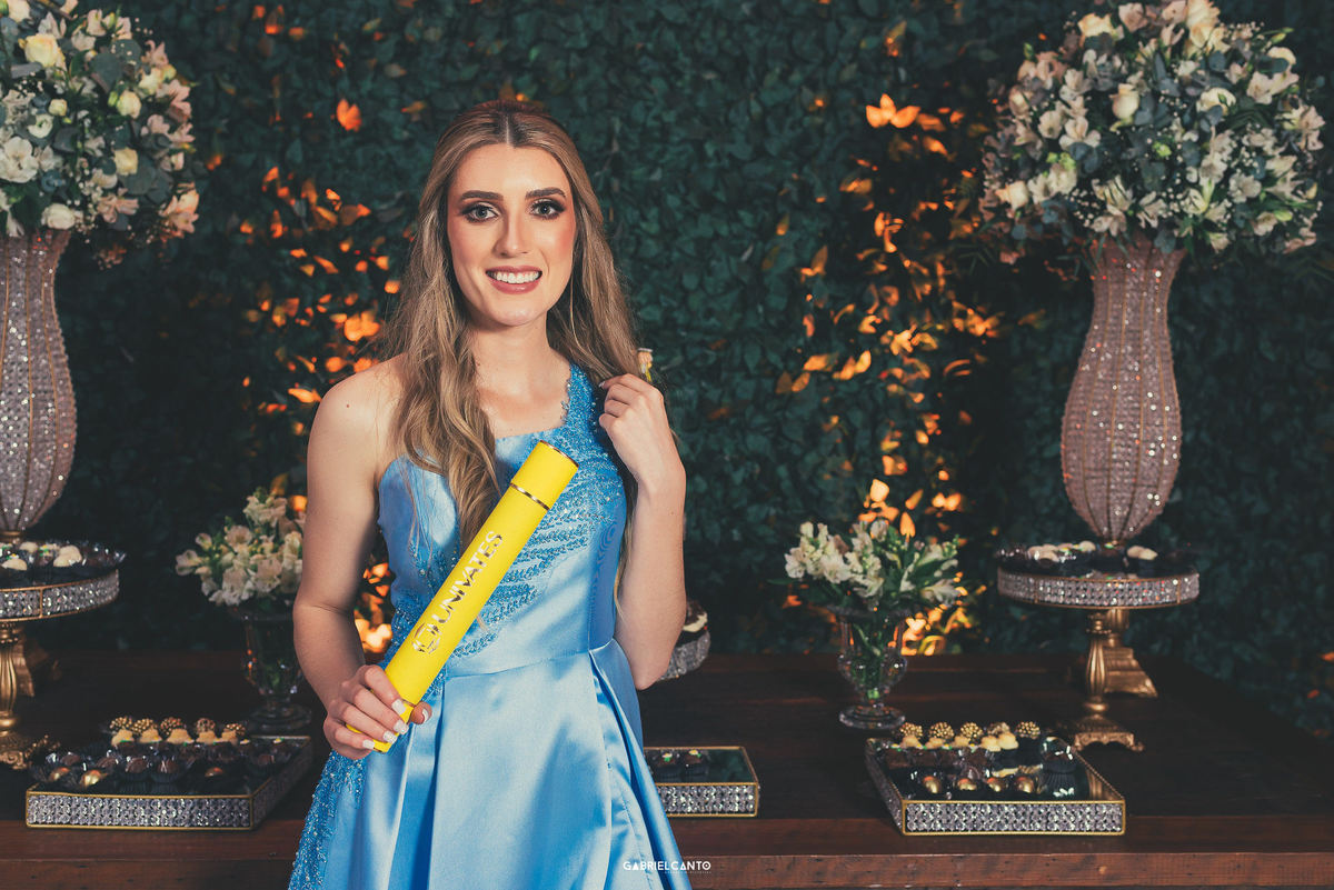 Catiana Giovanella durante o ensaio da formtura em Farmácia pela Univates