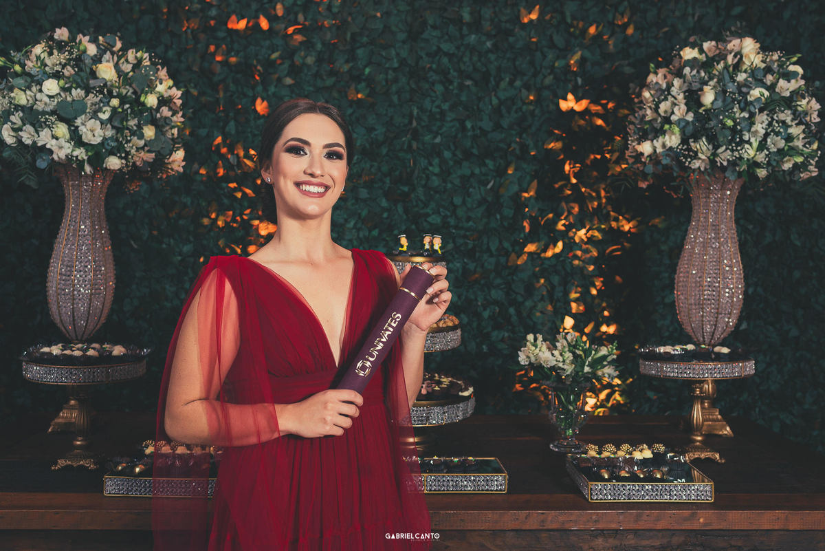 Luana Compagnoni em ensaio pessoal pela formtura em odontologia