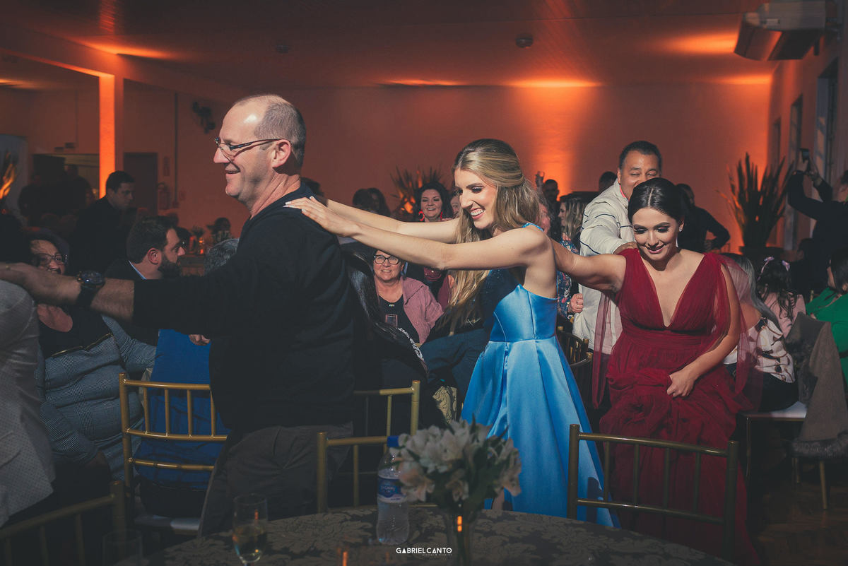 Festa de formatura dupla com clima de casa e energia contagiante.