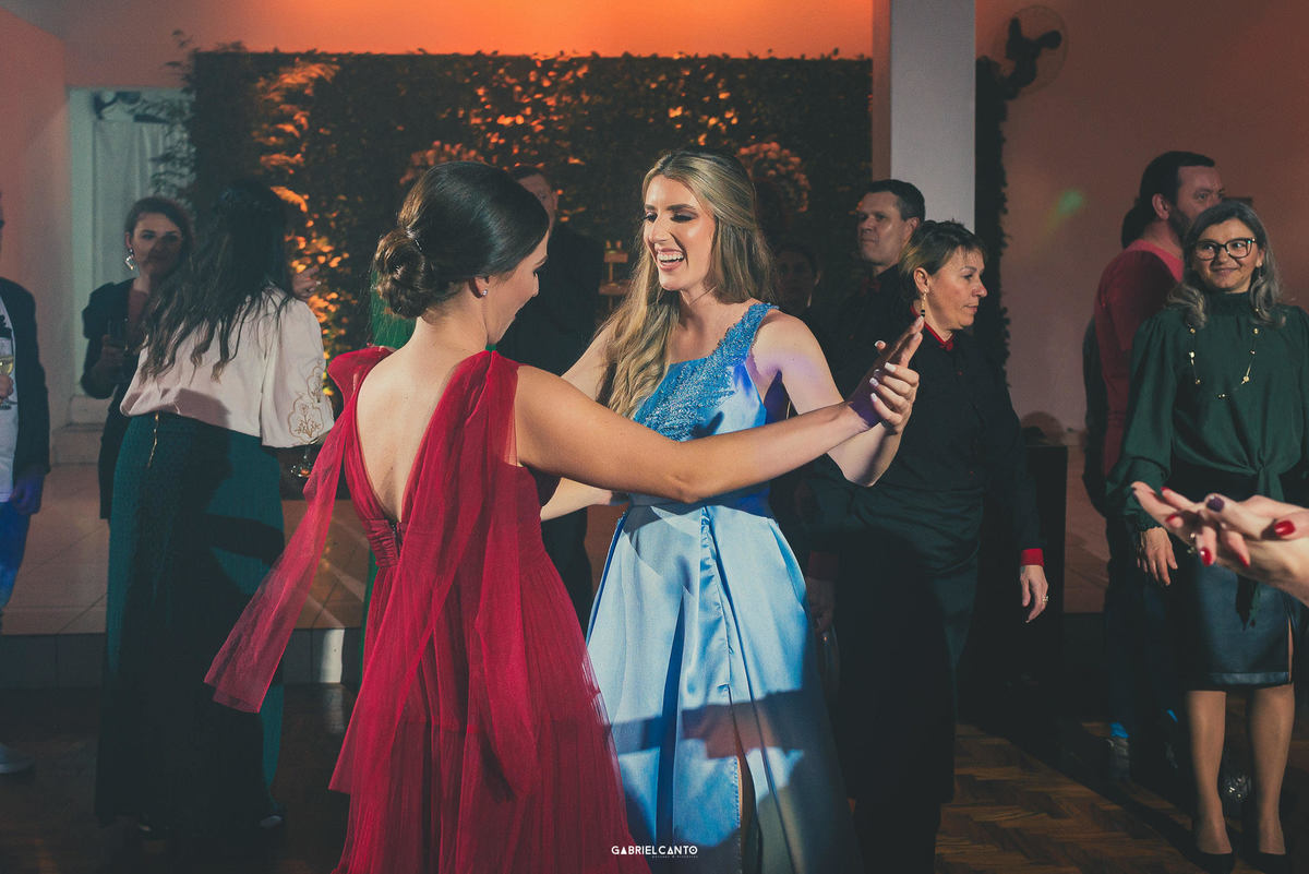 Cati e Lu comemoram juntas a conclusão dos cursos de Farmácia e Odontologia.