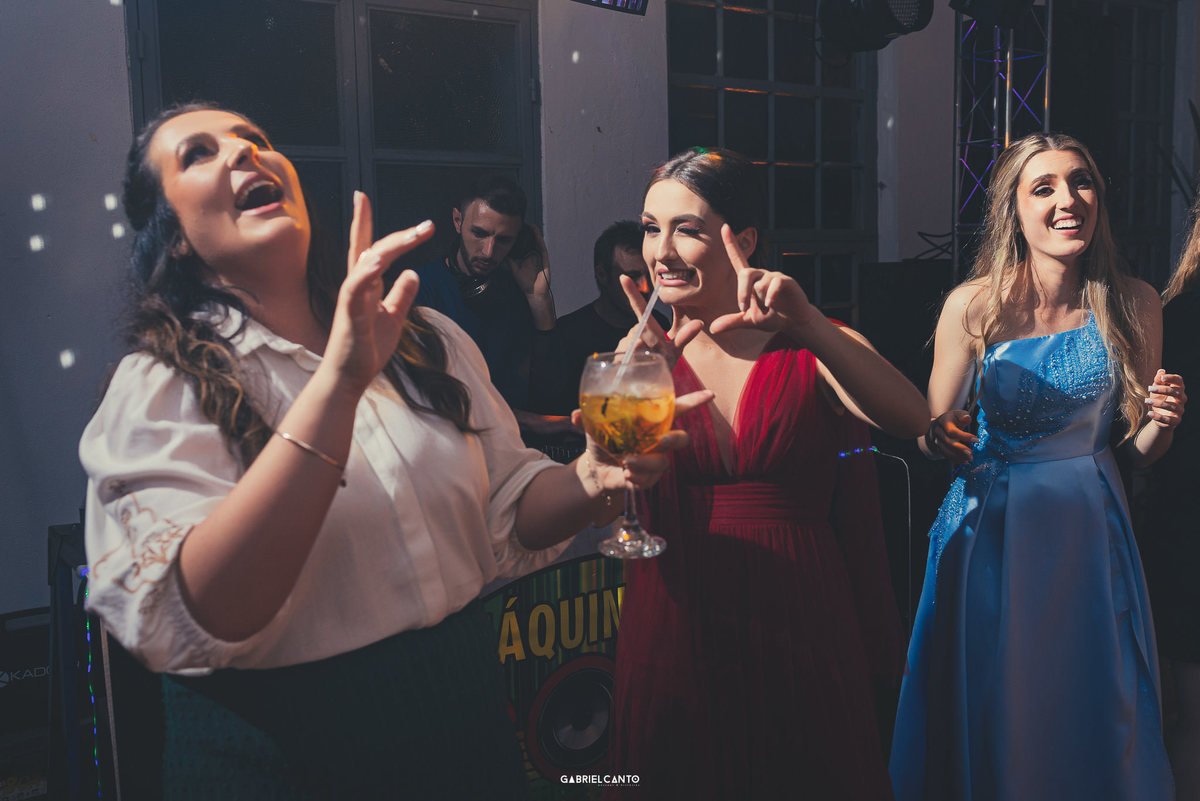 Cati e Lu comemoram juntas a conclusão dos cursos de Farmácia e Odontologia.