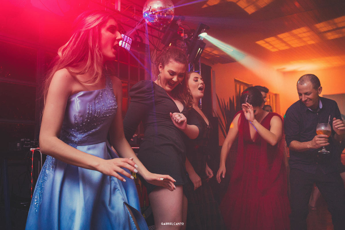 Celebração de formatura marcada por amizade, acolhimento e emoção verdadeira.