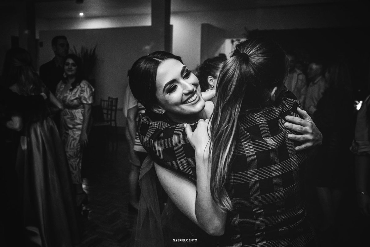 abraços que celebram a conquista