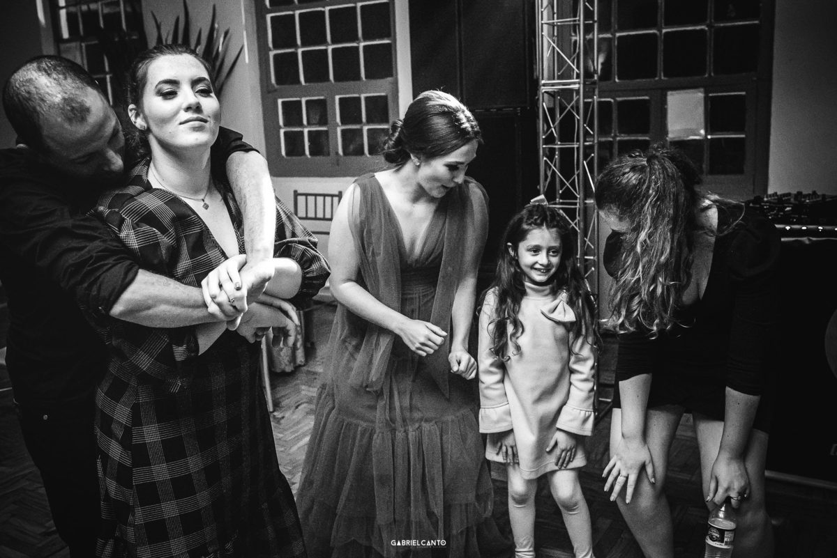 no meio da pista amigos aproveitaram a festa