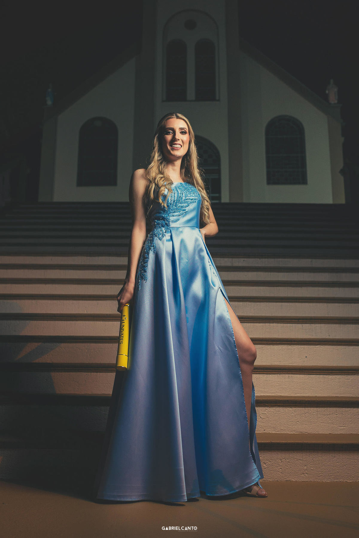 Catiana Giovanella durante o ensaio da formtura em Farmácia pela Univates