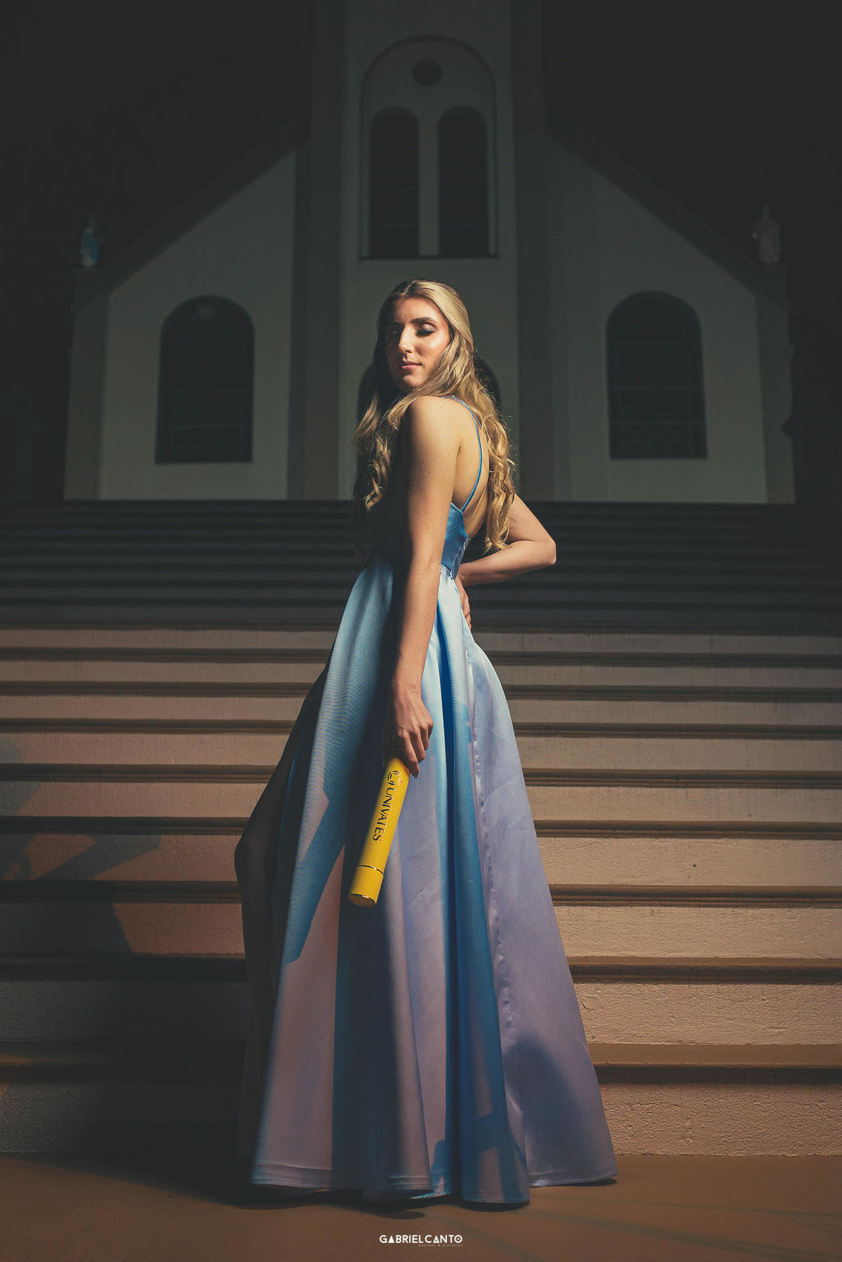 Catiana Giovanella durante o ensaio da formtura em Farmácia pela Univates