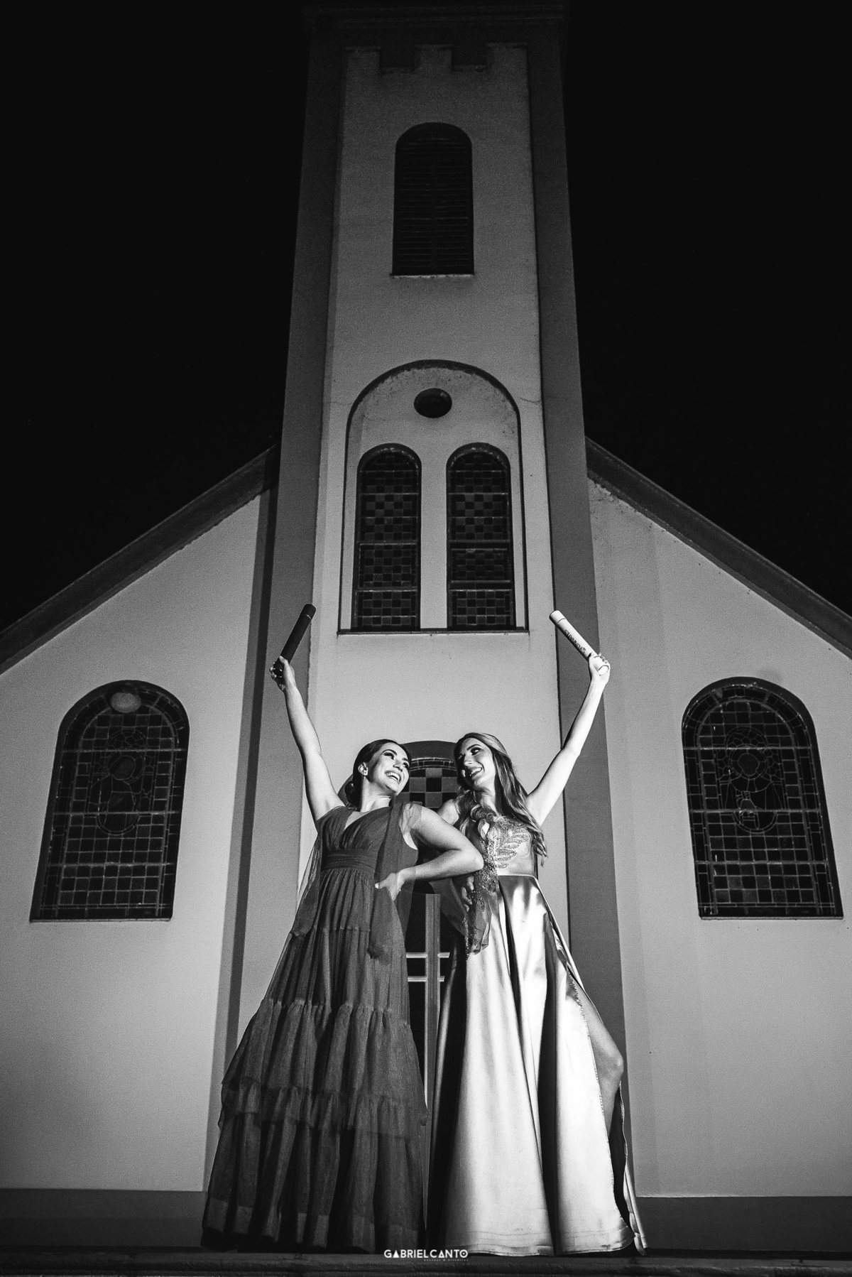 Formatura dupla em Marques de Souza, com Cati em Farmácia e Lu em Odontologia pela Univates, fotografada por Gabriel Canto