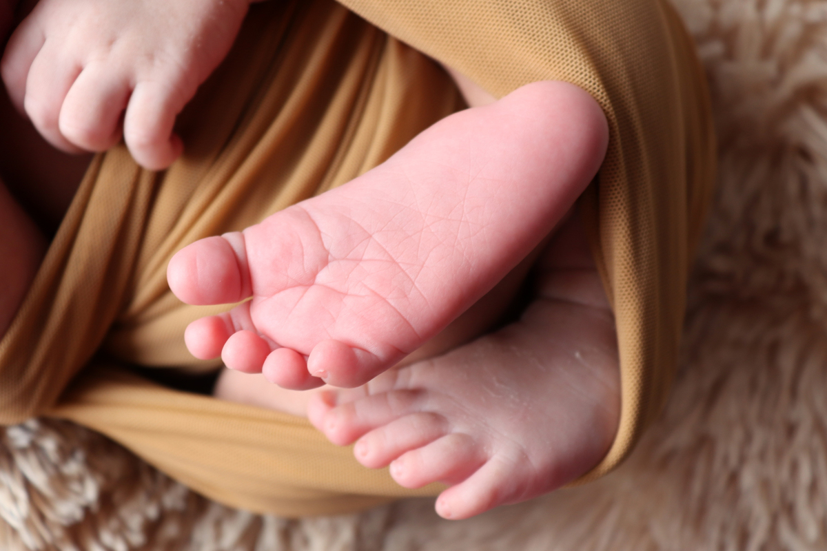 Detalhes do ensaio newborn, pés descamando. 