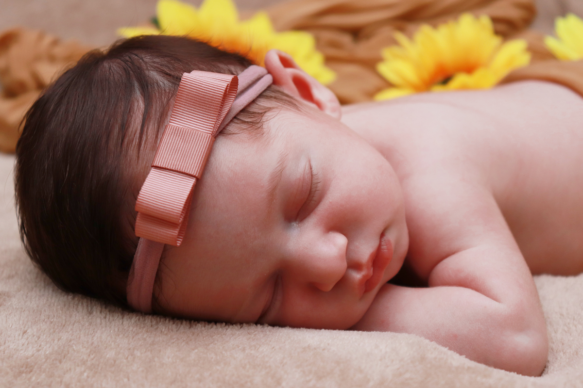 Ensaio newborn com girassol - foto close