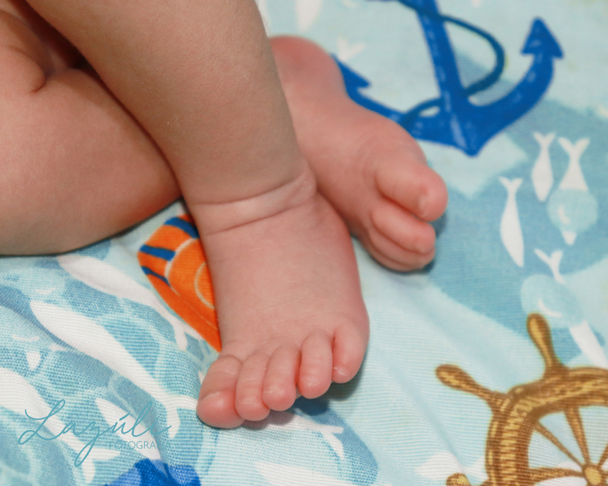Ensaio newborn com 12 dias, tema fundo do mar. Detalhe dos pezinhos. 