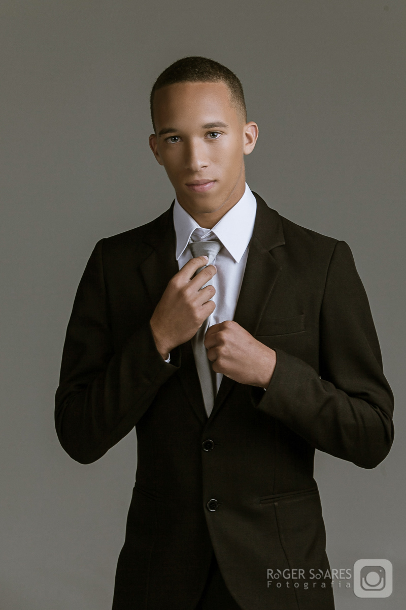 Retratos Profissionais em São Paulo Estúdio Fotográfico Fotos de empresários executivos divulgação sites redes sociais linkedin Instagram traje social dresscode terno e gravata capacete fundo cinza preto fotógrafo retratista fotos corporativas close