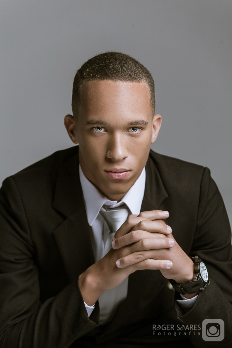 Retratos Profissionais em São Paulo Estúdio Fotográfico Fotos de empresários executivos divulgação sites redes sociais linkedin Instagram traje social dresscode terno e gravata capacete fundo cinza preto fotógrafo retratista fotos corporativas olhar