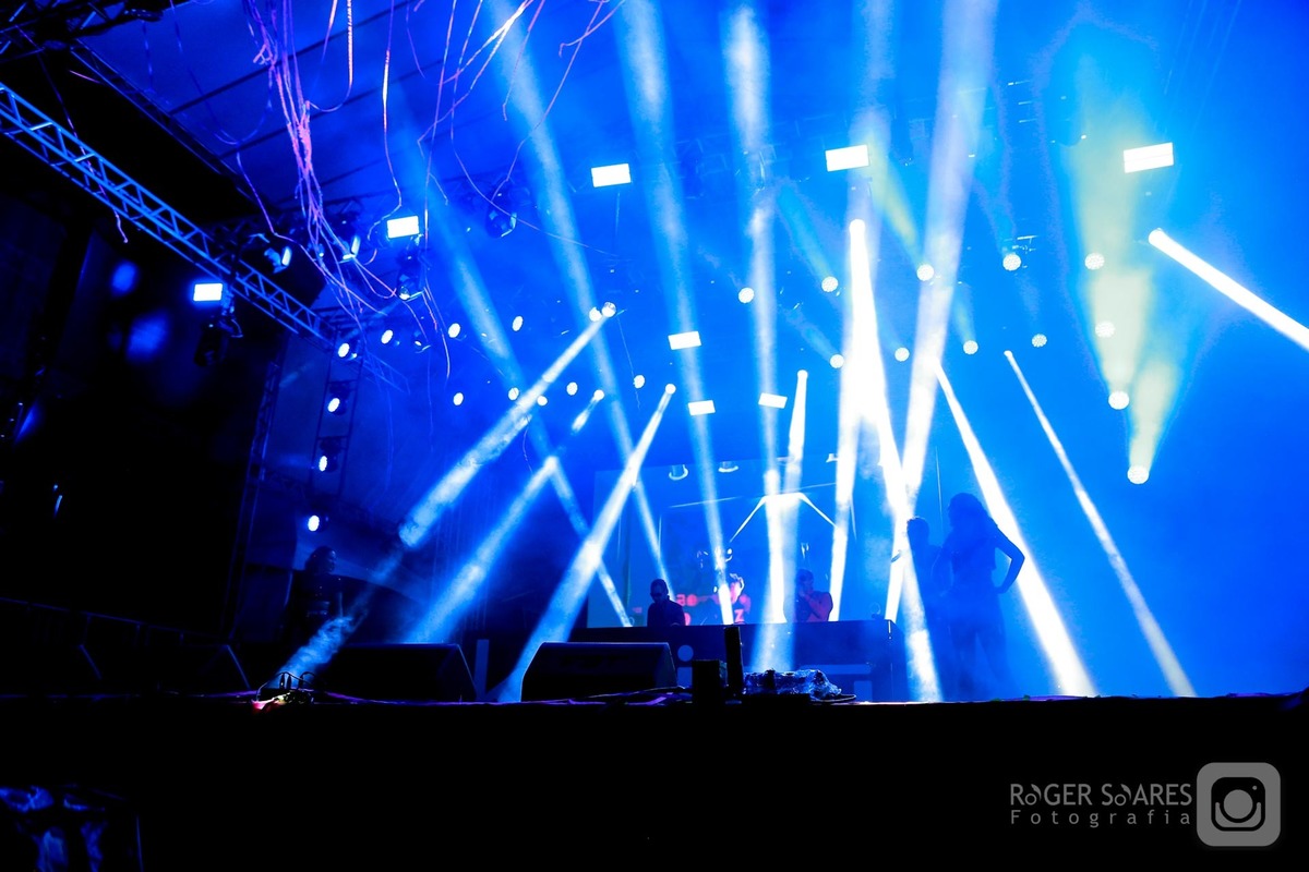 fotografia de show festival replay clube tietê são paulo iluminação profissional jamm kasinooficial ianduarteoficial  maxpopmusic massivamusic luzes coloridas pirotecnia fumaça DJ palco fotografia profissional fotojornalismo  assessoria de imprensa