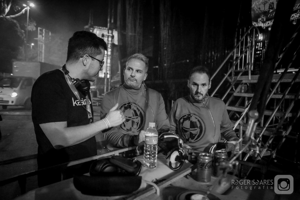 fotografia de show festival replay clube tietê são paulo iluminação profissional jamm kasinooficial ianduarteoficial  maxpopmusic massivamusic luzes coloridas pirotecnia fumaça DJ palco fotografia profissional fotojornalismo  assessoria de imprensa