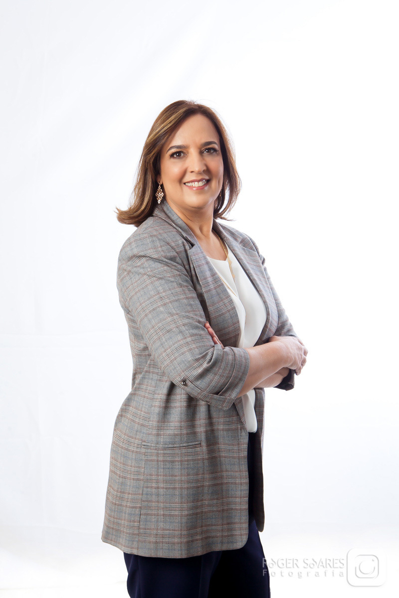 retratos fotograficos profissionais de médicos medicina consultório pediatra mulher guarulhos sala maca balança cadeira branca computador receita médica medicamentos infantis blusa terno  consulta receita digital book para medicas fundo branco