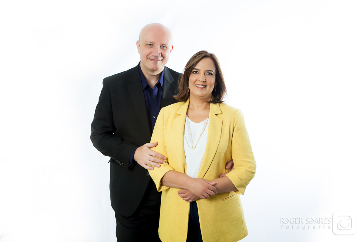 retratos fotograficos profissionais de médicos medicina consultório pediatra mulher guarulhos sala maca balança cadeira branca computador receita médica medicamentos infantis blusa terno  consulta receita digital book para medicas fundo branco