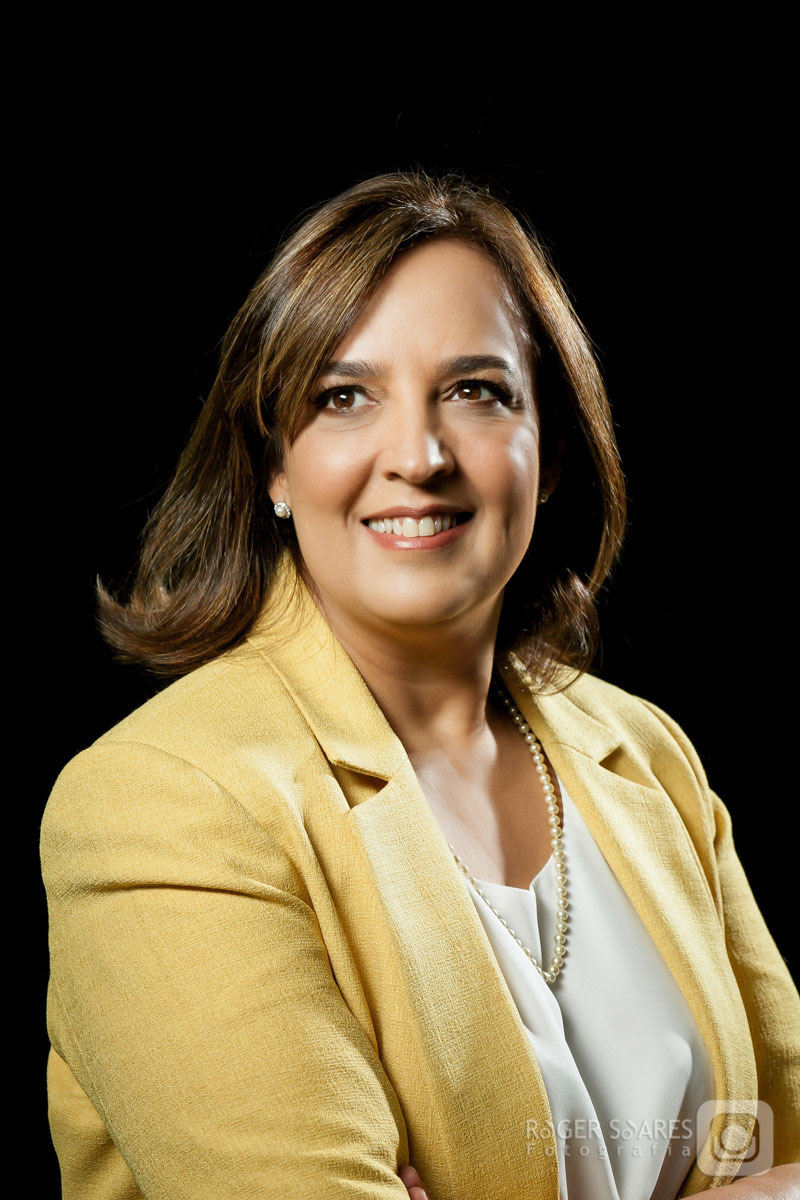 retratos fotograficos profissionais de médicos medicina consultório pediatra mulher guarulhos sala maca balança cadeira branca computador receita médica medicamentos infantis blusa terno  consulta receita digital book para medicas fundo preto