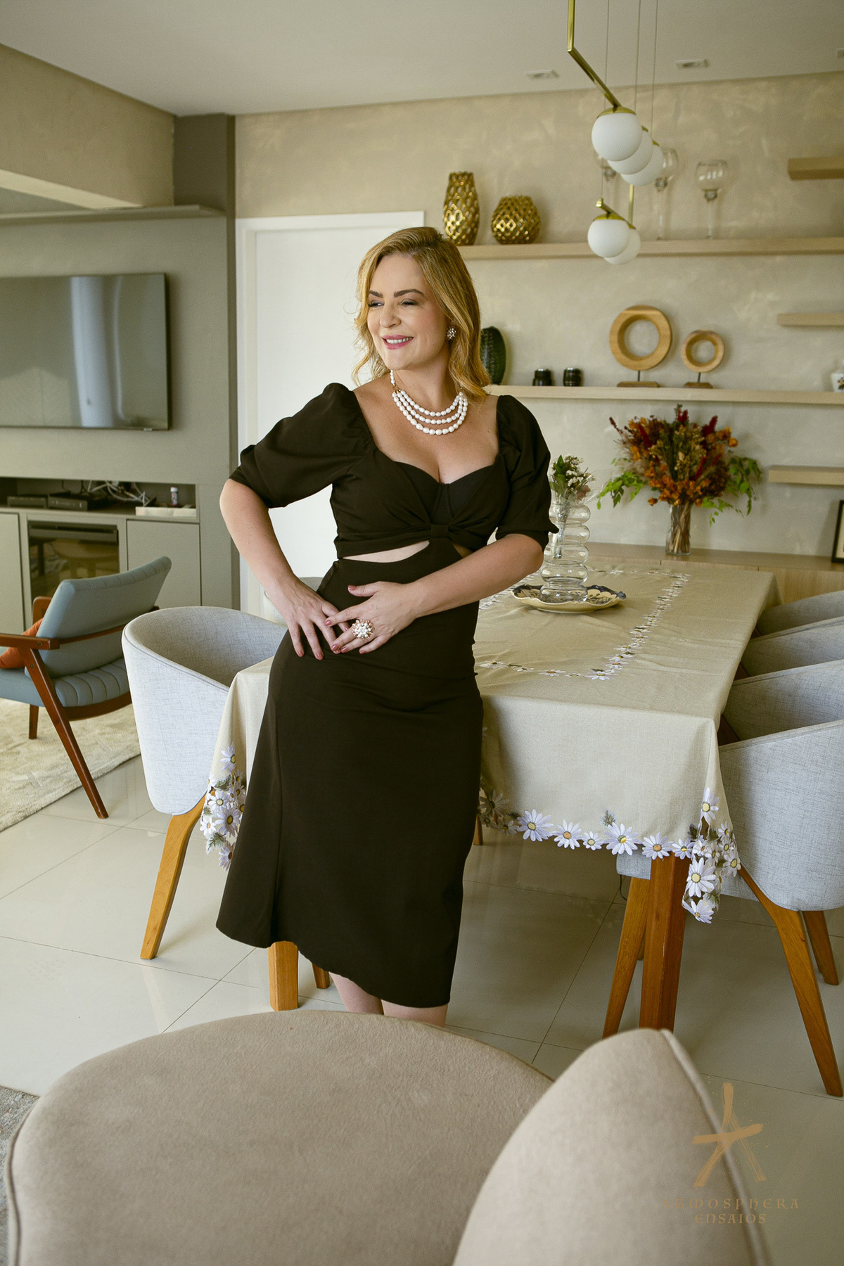Dra Ideli Nietzke Dematologista Dermatologia Santana São Paulo residência casa lar moradia sala de estar família médica medicina cuidado filhos empoderamento ensaio fotográfico feminino profissional retratos corporativos vestido preto loira jóias
