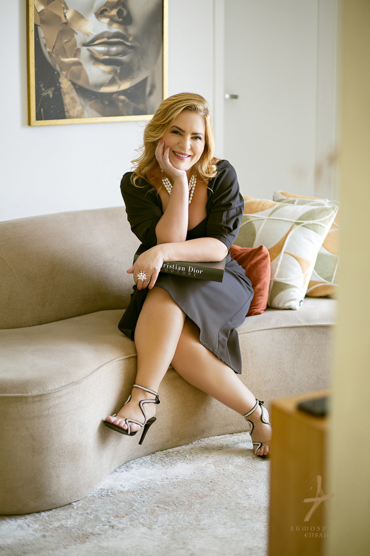 Dra Ideli Nietzke Dematologista Dermatologia Santana São Paulo residência casa lar moradia sala de estar família médica medicina cuidado filhos empoderamento ensaio fotográfico feminino profissional retratos corporativos vestido preto loira jóias