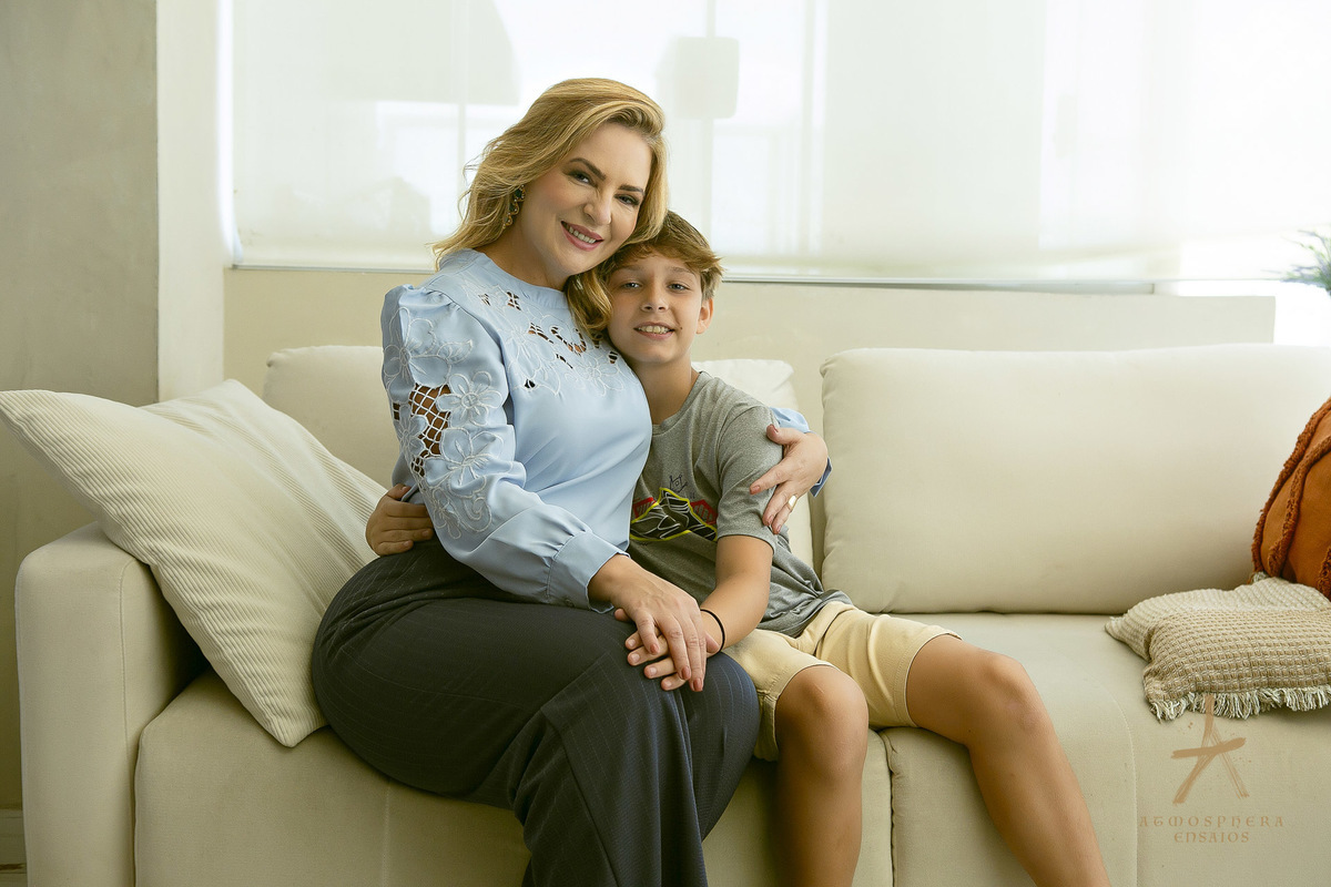 Dra Ideli Nietzke Dematologista Dermatologia Santana São Paulo residência casa lar moradia sala de estar família médica medicina cuidado filhos empoderamento ensaio fotográfico feminino profissional retratos corporativos calça social  sofá