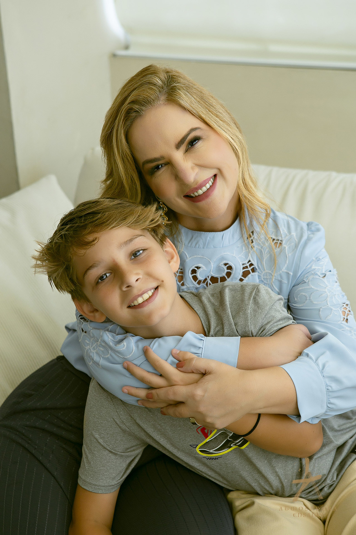 Dra Ideli Nietzke Dematologista Dermatologia Santana São Paulo residência casa lar moradia sala de estar família médica medicina cuidado filhos empoderamento ensaio fotográfico feminino profissional retratos corporativos calça social  sofá