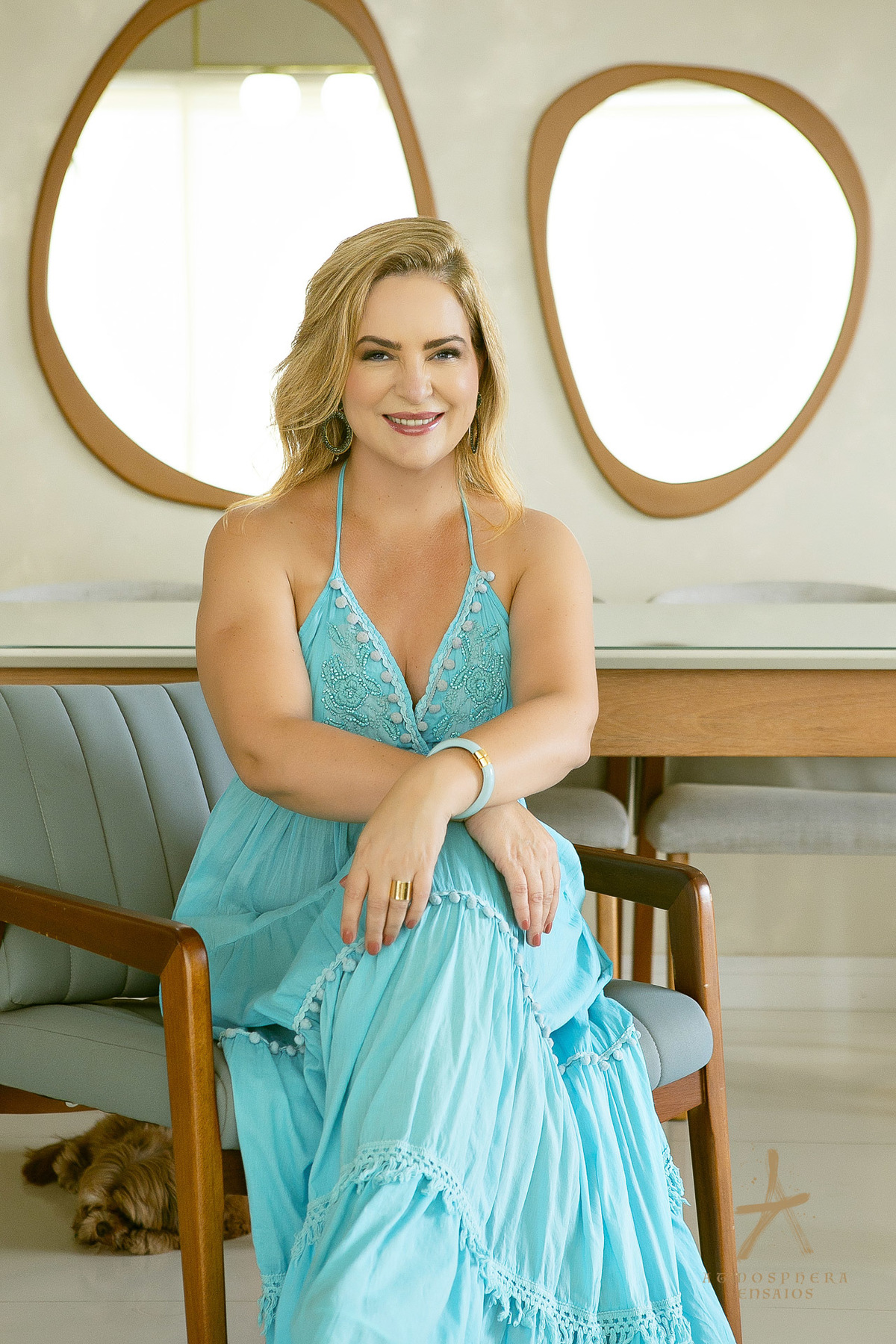 Dra Ideli Nietzke Dematologista Dermatologia Santana São Paulo residência casa lar moradia sala de estar família médica medicina cuidado filhos empoderamento ensaio fotográfico feminino profissional retratos corporativos vestido azul cadeira madeira