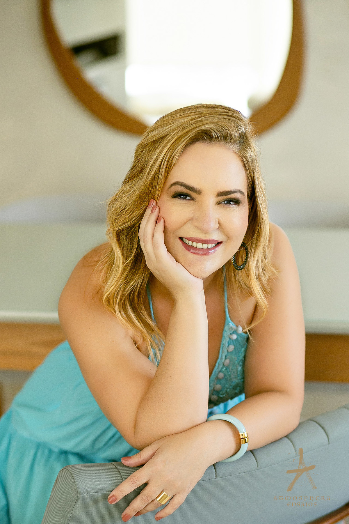 Dra Ideli Nietzke Dematologista Dermatologia Santana São Paulo residência casa lar moradia sala de estar família médica medicina cuidado filhos empoderamento ensaio fotográfico feminino profissional retratos corporativos vestido azul cadeira madeira