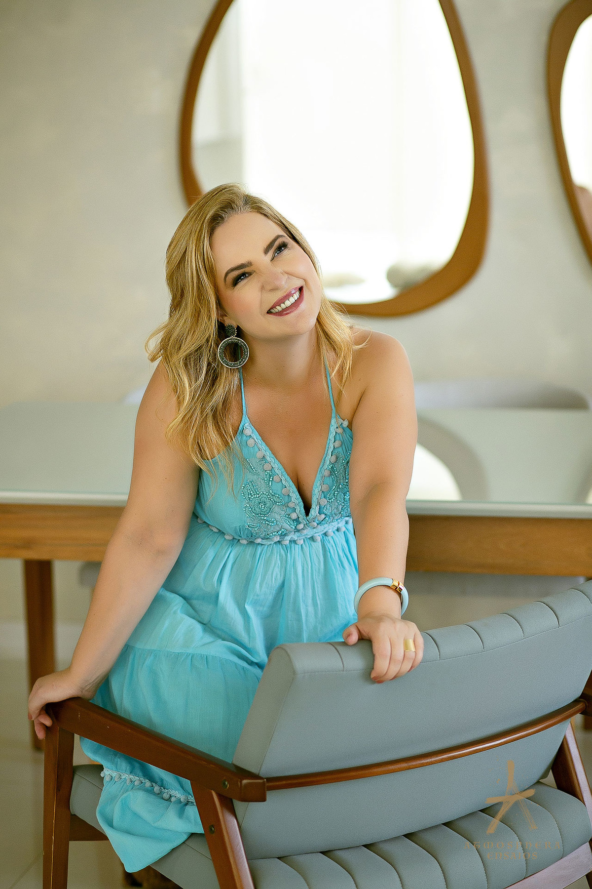 Dra Ideli Nietzke Dematologista Dermatologia Santana São Paulo residência casa lar moradia sala de estar família médica medicina cuidado filhos empoderamento ensaio fotográfico feminino profissional retratos corporativos vestido azul cadeira madeira