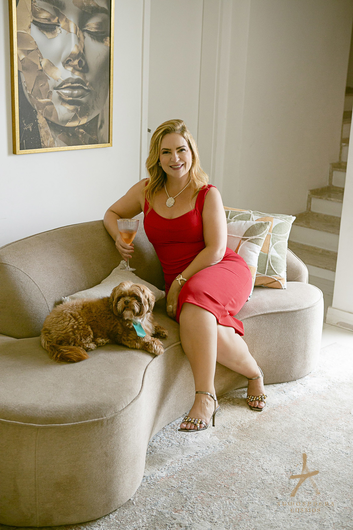 Dra Ideli Nietzke Dematologista Dermatologia Santana São Paulo residência casa lar moradia sala de estar família médica medicina cuidado filhos empoderamento ensaio fotográfico feminino profissional retratos corporativos vestido vermelho cachorro pet