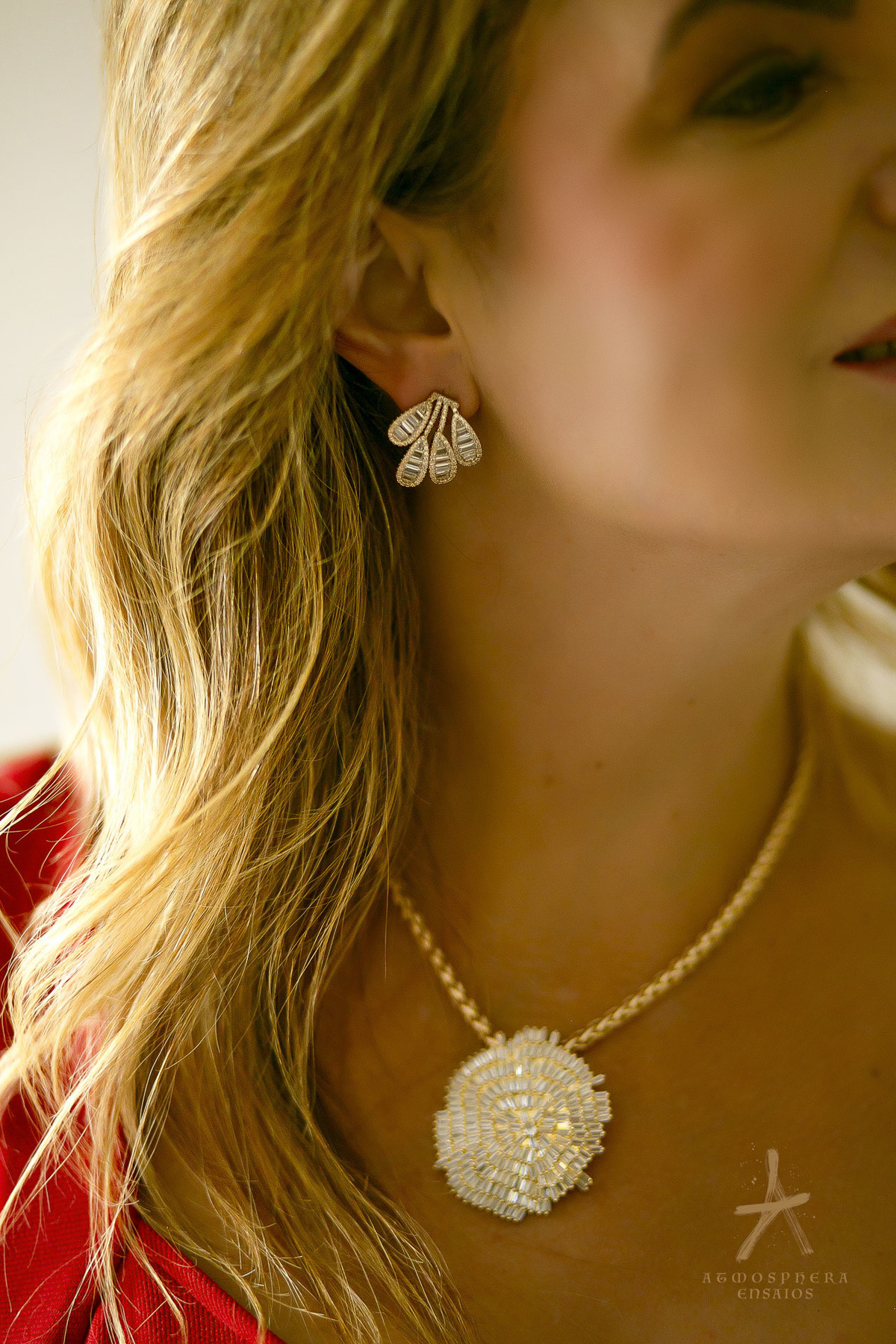 Dra Ideli Nietzke Dematologista Dermatologia Santana São Paulo residência casa lar moradia sala de estar família médica medicina cuidado filhos empoderamento ensaio fotográfico feminino profissional retratos corporativos detalhes colar brincos pele