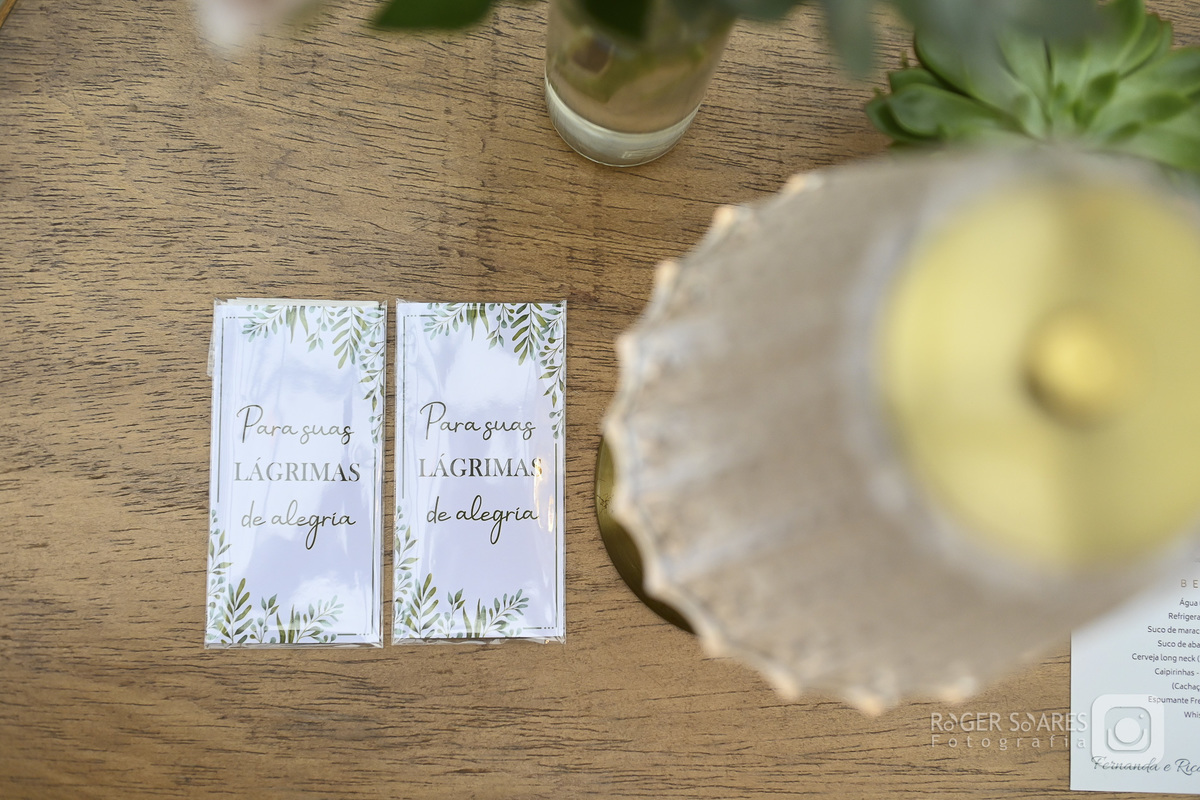 decoração buffet quintal avenida angélica flores são paulo elegante delicada personalidade verde folhas cadeiras alimentação doces mesa do bolo noivos brigadeiro convites orquídeas bombons docinhos lembranças da noiva detalhes arco florido espaço